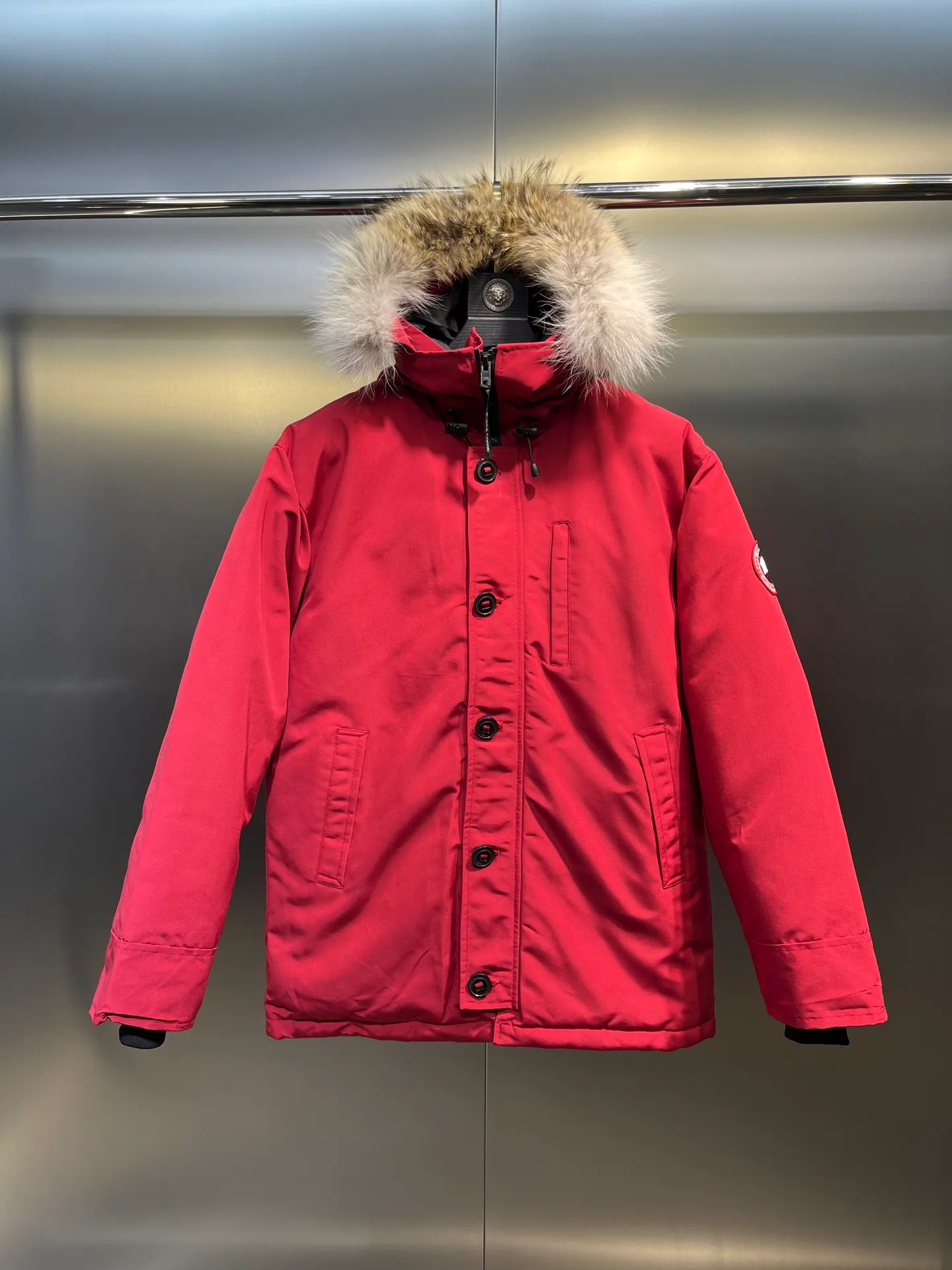 P860 Canada Goose model 06, the same model as the famous star, men's and women's models, with cold-proof flannel on the collar, which is close to the head and neck, comfortable and warm! The fabric is made of high-density nano-level waterproof fabric, which is windproof and wear-resistant and has a certain thickness! Seamless threaded cuffs! Avoid hard knots! It doesn’t matter how low the temperature is this winter, one piece is enough. I’ll give you the wind and temperature! Contains pure duck down, sufficient quantity, unique fashion design + waterproof craft fabric + big brand YKK double zipper pullers, real photos, upright style quality, regardless of the external standard and the internal content, you can feel free to compare it with the softer, easier to wrinkle and lighter version on the market!  size：s-xxl